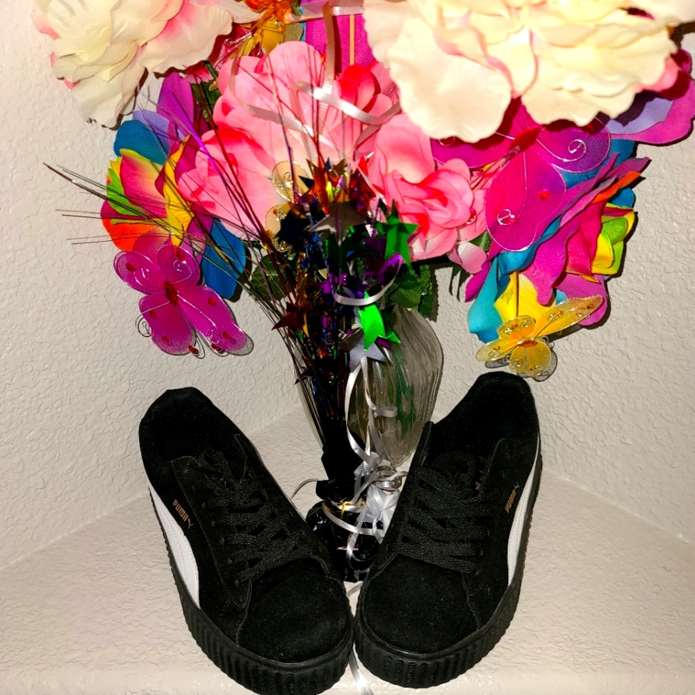 Black platform Pumas